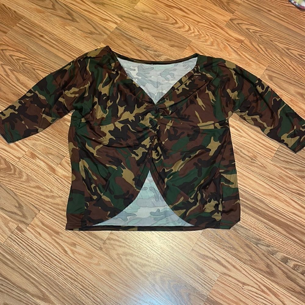 Fashion Nova Camo Knotted Shirt, Top oversized, medium